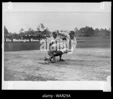 Tigers de Detroit' Harry Heilmann, dans une diapositive mal exécuté, est étiqueté par Washington de troisième but des sénateurs Howard Shanks. Battre les sénateurs 6-2 Tigres Banque D'Images