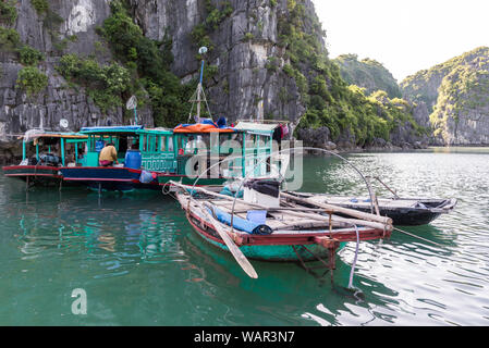 Bateaux de pêche colorés dans Ha Long Bay 1 Banque D'Images