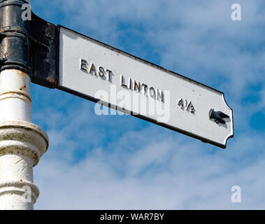 Un charmant poteau de signalisation dans le village d'Athelstaneford, East Lothian, Scotland, UK. Banque D'Images