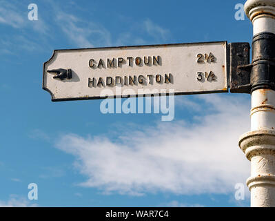 Un charmant poteau de signalisation dans le village d'Athelstaneford, East Lothian, Scotland, UK. Banque D'Images