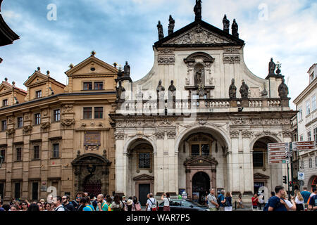 Église du Saint sauveur dans Knzovnicke Square à Prague, République Tchèque Banque D'Images