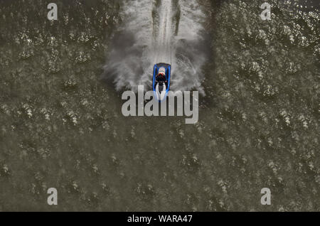 WAVERUNNER d'une hauteur de plus de 400 pieds sur le pont George Washington un homme sur un jet ski est vu prenant des vagues dans l'Hudson. Banque D'Images