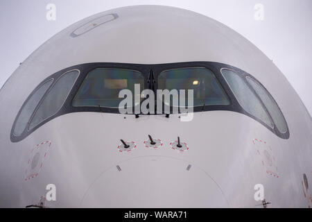 Glasgow, Royaume-Uni. 21 août 2019. Virgin Atlantic avion Airbus A350-1000, vu à l'Aéroport International de Glasgow pour la formation des pilotes. Virgin's brand new jumbo jet bénéficie d'un tout nouveau "loft" l'espace social avec des canapés en classe affaires, et bien décoré par l'enregistrement G-VLUX. L'ensemble de l'appareil auront également accès à une connexion Wi-Fi haut débit. Virgin Atlantic a commandé un total de 12 Airbus A350-1000s. Ils sont tous prévus pour rejoindre la flotte d'ici 2021 est d'un montant évalué à 4,4 milliards (€3,36 milliards de dollars). L'appareil promet également d'être à 30 % d'économie de carburant plus efficace sur les émissions de CO2. Banque D'Images