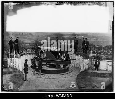 District de Columbia. Dirigeants de sociétés A et B, 3d'artillerie lourde, du Massachusetts et de l'équipage de 100 livres. Canon Parrott sur fer chariot barbette à Fort Totten Résumé : Guerre civile sélectionné des photographies, 1861-1865 (Bibliothèque du Congrès) Banque D'Images