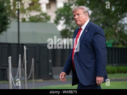 Washington, États-Unis d'Amérique. Août 21, 2019. Le Président des Etats-Unis, Donald J. Trump arrive sur la pelouse Sud de la Maison Blanche à Washington, DC suite à sa participation à des événements de Louisville, Kentucky le mercredi, Août 21, 2019. Credit : Ron Sachs/Piscine via CNP | Conditions de crédit dans le monde entier : dpa/Alamy Live News Banque D'Images