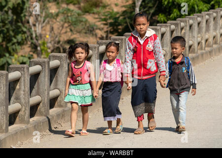 L'Asie, au sud-est, le Laos, Hmong Vilage, enfants Banque D'Images