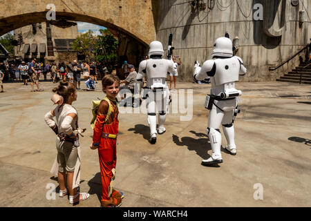 Orlando, FL/USA-8/20/19 : Les enfants déguisés en personnages de Star Wars chasser storm troopers à Disney World's Galaxy's Edge à Hollywood Studios. Banque D'Images