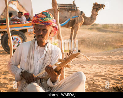 Musicien jouant un instrument de musique traditionnel, Pushkar, Rajasthan, Inde, Asie Banque D'Images