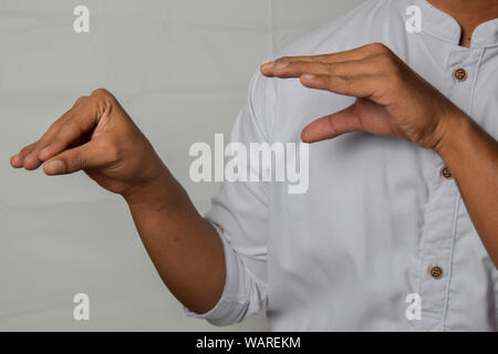 Gros plan homme asiatique montre les gestes de la main c'est pas isolé sur fond blanc. American Sign Language Banque D'Images