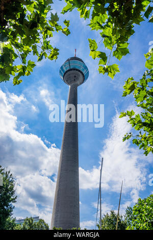 Worm's eye view de la Rheinturm tour de télécommunication de 240 mètres, Düsseldorf, Allemagne, Nord Rhein-Westphalia Banque D'Images