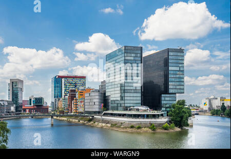 Design Hotel Hyatt Regency à l'extrémité du bassin du port de Düsseldorf's Media Harbour, Port de Düsseldorf, Rhénanie du Nord-Westphalie, Allemagne Banque D'Images