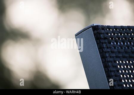 Mise au point sélective du dos d'une chaise de jardin tissée noire pièce Banque D'Images