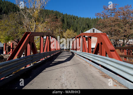 Pont sur la Downieville Downie Rivière près de la Tin Cup Diggins pique-nique dans la région de Downieville, le siège du comté de Sierra County, Californie Banque D'Images