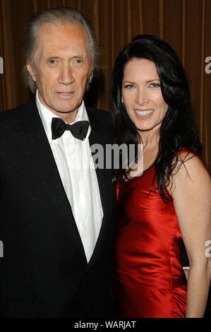 David Carradine et épouse Annie au 57e Congrès annuel Prix DGA - Arrivées tenue à l'hôtel Beverly Hilton à Beverly Hills, CA. L'événement a eu lieu le Samedi, Janvier 29, 2005. Photo par : SBM / PictureLux - Tous droits réservés - N° de référence du fichier SBMPLX 33855-471 Banque D'Images