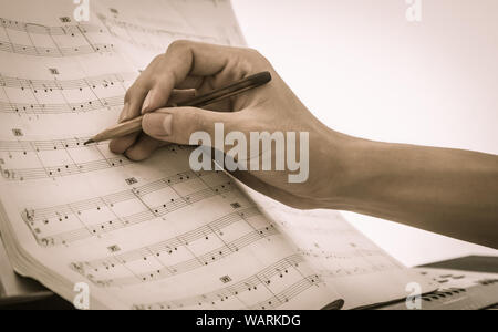 Main de Piano Player est la rédaction de notes au piano Partitions ou du personnel par les vieux crayon Banque D'Images