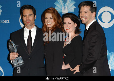 Distribution de "Will et Grace" - Eric McCormack, Debra Messing, Megan Mullally et Sean Hayes au 31e People's Choice Awards - Salle de presse tenue au Pasadena Civic Auditorium à Pasadena, CA. L'événement a eu lieu le dimanche, 9 janvier 2005. Photo par : SBM / PictureLux - Tous droits réservés - N° de référence du fichier SBMPLX 33855-2263 Banque D'Images