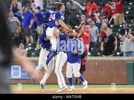 Arlington, Texas, USA. Août 21, 2019. 21 août 2019 : Texas Rangers frappeur désigné Hunter Pence # 24 célèbre après qu'il frappe un simple arrêt Marche dans le fond de la neuvième manche de la Ligue Majeure de Baseball pendant un match entre les Los Angeles Angels et les Rangers du Texas à Globe Life Park à Arlington, Texas défait Los Angeles 8-7 Albert Pena/CSM Crédit : Cal Sport Media/Alamy Live News Banque D'Images