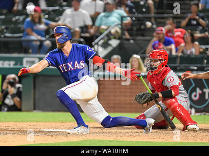 Arlington, Texas, USA. Août 21, 2019. 21 août 2019 : Texas Rangers frappeur désigné Hunter Pence # 24 hits un Walk Off simple dans le fond de la neuvième manche de la Ligue Majeure de Baseball pendant un match entre les Los Angeles Angels et les Rangers du Texas à Globe Life Park à Arlington, Texas défait Los Angeles 8-7 Albert Pena/CSM Crédit : Cal Sport Media/Alamy Live News Banque D'Images