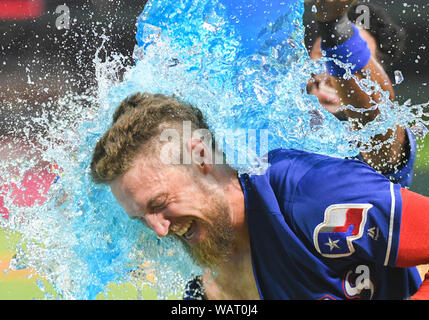 Arlington, Texas, USA. Août 21, 2019. 21 août 2019 : Texas Rangers frappeur désigné Hunter Pence # 24 est comblé d'une boisson pour sportifs après qu'il frappe un simple arrêt Marche dans le fond de la neuvième manche de la Ligue Majeure de Baseball pendant un match entre les Los Angeles Angels et les Rangers du Texas à Globe Life Park à Arlington, Texas défait Los Angeles 8-7 Albert Pena/CSM Crédit : Cal Sport Media/Alamy Live News Banque D'Images