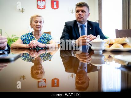 Wielun, Pologne. 09Th Aug 2019. Pawel Okrasa, Maire de Wielun, Zofia et Burchacinska, témoins d'époque, de parler aux journalistes lors d'un entretien avec l'agence de presse allemande (dpa) de la destruction et de la prochaine cérémonie de commémoration la ville de Wielun, le 1 er septembre. Le 1 septembre, il y a 80 ans, la seconde guerre mondiale a commencé avec l'invasion de la Pologne par l'Allemagne nazie. La première des bombes sont tombées sans une déclaration de guerre à la petite ville de Wielun non loin de la frontière. (Dpa histoire : 80 ans après le début de la Deuxième Guerre mondiale) Credit : Kay Nietfeld/dpa/Alamy Live News Banque D'Images