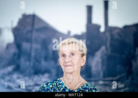 Wielun, Pologne. 09Th Aug 2019. Les témoins d'époque Zofia Burchacinska parle dans une interview avec des journalistes de l'agence de presse allemande dpa sur la destruction de sa ville Wielun le 01 septembre 1939. Il y a 80 ans le 1er septembre, la seconde guerre mondiale a commencé avec l'attaque de l'Allemagne nazie en Pologne. La première des bombes sont tombées sans une déclaration de guerre à la petite ville de Wielun non loin de la frontière. (Dpa histoire : 80 ans après le début de la Deuxième Guerre mondiale) Credit : Kay Nietfeld/dpa/Alamy Live News Banque D'Images