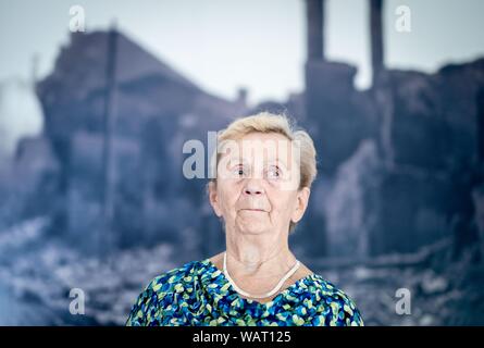 Wielun, Pologne. 09Th Aug 2019. Les témoins d'époque Zofia Burchacinska parle dans une interview avec des journalistes de l'agence de presse allemande dpa sur la destruction de sa ville Wielun le 01 septembre 1939. Il y a 80 ans le 1er septembre, la seconde guerre mondiale a commencé avec l'attaque de l'Allemagne nazie en Pologne. La première des bombes sont tombées sans une déclaration de guerre à la petite ville de Wielun non loin de la frontière. (Dpa histoire : 80 ans après le début de la Deuxième Guerre mondiale) Credit : Kay Nietfeld/dpa/Alamy Live News Banque D'Images