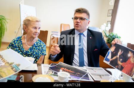 Wielun, Pologne. 09Th Aug 2019. Pawel Okrasa, Maire de Wielun, Zofia et Burchacinska, témoins d'époque, de parler aux journalistes lors d'un entretien avec l'agence de presse allemande (dpa) de la destruction et de la prochaine cérémonie de commémoration la ville de Wielun, le 1 er septembre. Le 1 septembre, il y a 80 ans, la seconde guerre mondiale a commencé avec l'invasion de la Pologne par l'Allemagne nazie. La première des bombes sont tombées sans une déclaration de guerre à la petite ville de Wielun non loin de la frontière. (Dpa histoire : 80 ans après le début de la Deuxième Guerre mondiale) Credit : Kay Nietfeld/dpa/Alamy Live News Banque D'Images