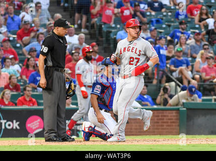 Arlington, Texas, USA. Août 21, 2019. 21 août 2019 : Los Angeles Angels frappeur Mike Trout # 27 scores au cours d'un match de baseball de ligue majeure entre le Los Angeles Angels et les Rangers du Texas à Globe Life Park à Arlington, Texas défait Los Angeles 8-7 Albert Pena/CSM Crédit : Cal Sport Media/Alamy Live News Banque D'Images