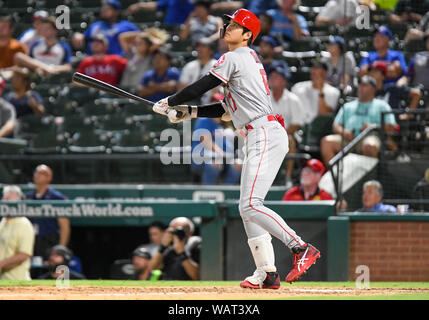 Arlington, Texas, USA. Août 21, 2019. 21 août 2019 : Los Angeles Angels pinch hitter Shohei Ohtani # 17 hits un ballon au champ centre pour un dans le haut de la neuvième manche de la Ligue Majeure de Baseball pendant un match entre les Los Angeles Angels et les Rangers du Texas à Globe Life Park à Arlington, Texas défait Los Angeles 8-7 Albert Pena/CSM Crédit : Cal Sport Media/Alamy Live News Banque D'Images