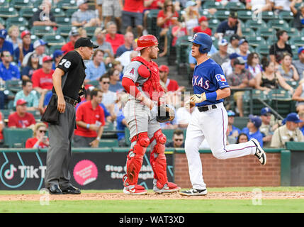 Arlington, Texas, USA. Août 21, 2019. 21 août 2019 : les Rangers du Texas le deuxième but Nick Solak # 15 score dans la partie inférieure de la deuxième manche de la Ligue Majeure de Baseball pendant un match entre les Los Angeles Angels et les Rangers du Texas à Globe Life Park à Arlington, Texas défait Los Angeles 8-7 Albert Pena/CSM Crédit : Cal Sport Media/Alamy Live News Banque D'Images