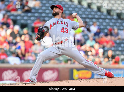 Arlington, Texas, USA. Août 21, 2019. 21 août 2019 : Los Angeles Angels .le lanceur partant Patrick Sandoval # 43 campèrent trois manches et a abandonné 4 points mérités de la Ligue Majeure de Baseball pendant un match entre les Los Angeles Angels et les Rangers du Texas à Globe Life Park à Arlington, Texas défait Los Angeles 8-7 Albert Pena/CSM Crédit : Cal Sport Media/Alamy Live News Banque D'Images