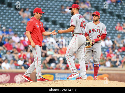 Arlington, Texas, USA. Août 21, 2019. 21 août 2019 : Los Angeles Angels .le lanceur partant Patrick Sandoval # 43 campèrent trois manches et a abandonné 4 points mérités et est tiré de la partie par le manager Brad Ausmus Ligue Majeure de Baseball pendant un match entre les Los Angeles Angels et les Rangers du Texas à Globe Life Park à Arlington, Texas défait Los Angeles 8-7 Albert Pena/CSM Crédit : Cal Sport Media/Alamy Live News Banque D'Images