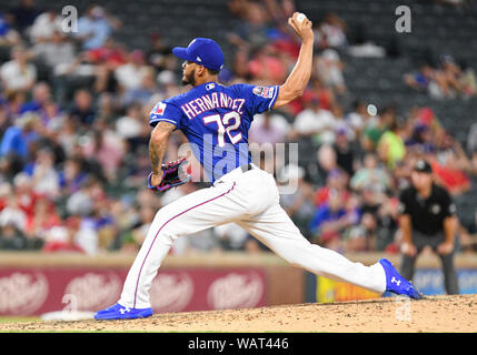 Arlington, Texas, USA. Août 21, 2019. 21 août 2019 : Texas Rangers lanceur droitier Jonathan Hernandez # 72 campèrent dans la septième manche comme il a fait ses débuts en Ligue Majeure de Baseball pendant un match entre les Los Angeles Angels et les Rangers du Texas à Globe Life Park à Arlington, Texas défait Los Angeles 8-7 Albert Pena/CSM Crédit : Cal Sport Media/Alamy Live News Banque D'Images