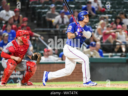 Arlington, Texas, USA. Août 21, 2019. 21 août 2019 : Texas Rangers fielder Shin-Soo Choo droit # 17 hits un RBI base hit dans le bas de la huitième manche de la Ligue Majeure de Baseball pendant un match entre les Los Angeles Angels et les Rangers du Texas à Globe Life Park à Arlington, Texas défait Los Angeles 8-7 Albert Pena/CSM Crédit : Cal Sport Media/Alamy Live News Banque D'Images