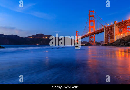 Célèbre Golden Gate Bridge view from the hidden et isolée du Marshall rocheuse plage au coucher du soleil à San Francisco, Californie Banque D'Images