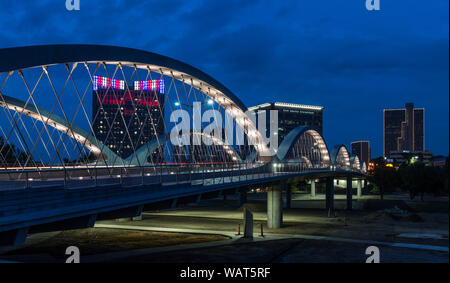 La tombée de la vue sur une partie de l'Fort Worth, Texas, Skyline, pris sur le nouveau septième Street Bridge, un remplacement de 2013 pour avoir un pont sur la rivière Trinity Banque D'Images