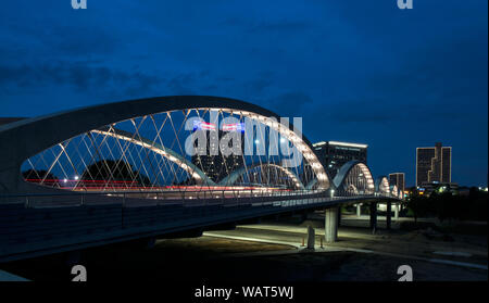 La tombée de la vue sur une partie de l'Fort Worth, Texas, Skyline, pris sur le nouveau septième Street Bridge, un remplacement de 2013 pour avoir un pont sur la rivière Trinity Banque D'Images