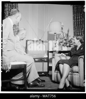 Mamie Eisenhower, Dwight et regarder une télévision ; Anglais : Dwight Eisenhower Mamie et regarder la télévision pendant la Convention Nationale Républicaine, Chicago, Illinois Banque D'Images