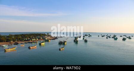 Ciel magnifique et calme - Vue de dessus de l'océan de Pamban Bridge Banque D'Images