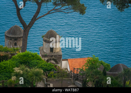 L'église de SS Annunziata de Villa Rufolo construit au-dessus de la mer, le centre historique de Ravello, Côte Amalfitaine de l'Italie Banque D'Images