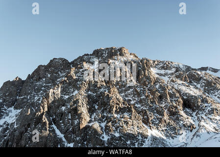 La randonnée dans les montagnes de l'Asie centrale. contexte de la montagne enneigée. Paysage de montagne d'hiver. tonifiant. Banque D'Images