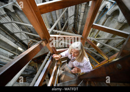 Tower Tour guide Ruth Kettering, monte dans la spirale de l'escalier en bois menant à la chambre de l'horloge affichage gallery, au cours de la cathédrale de Salisbury Tour Tour, où les visiteurs sont guidés jusqu'à la base du 123 mètres de hauteur, escalade spire 332 spirale principalement, par étapes la voûte de l'espace, passé le vitrail et médiévale à travers le fonctionnement interne de la cathédrale du 13ème siècle. Banque D'Images