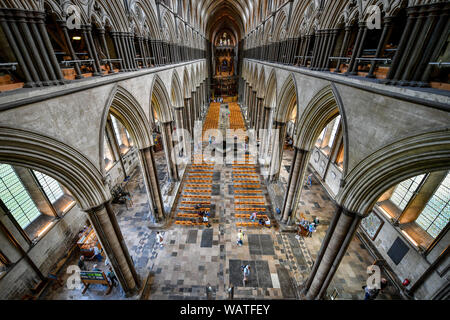 Une vue à l'intérieur à la recherche le long de la nef au cours de la cathédrale de Salisbury Tour Tour, où les visiteurs sont guidés jusqu'à la base du 123 mètres de hauteur, escalade spire 332 spirale principalement, par étapes la voûte de l'espace, passé le vitrail et médiévale à travers le fonctionnement interne de la cathédrale du 13ème siècle. Banque D'Images