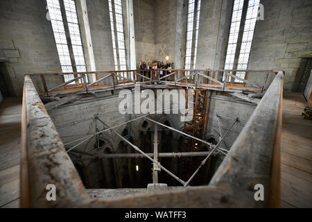 Les visiteurs voir la construction interne de la galerie affichage, à l'intérieur de la dernière partie de la phase de construction de la tour de la cathédrale de Salisbury, qui date du xive siècle, au cours de la cathédrale a tour Tour, où les visiteurs sont guidés jusqu'à la base du 123 mètres de hauteur, escalade spire 332 spirale principalement, par étapes la voûte de l'espace, passé le vitrail et médiévale à travers le fonctionnement interne de la cathédrale du 13ème siècle. Banque D'Images