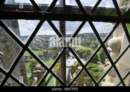 Les messages gravés sur les fenêtres en verre au plomb dans la tour de la cathédrale de Salisbury, qui ont été équipés dans le cadre d'une campagne de financement dans les années 1990 peut être vu au cours de la cathédrale de Salisbury Tour Tour, où les visiteurs sont guidés jusqu'à la base du 123 mètres de hauteur, escalade spire 332 spirale principalement, par étapes la voûte de l'espace, passé le vitrail et médiévale à travers le fonctionnement interne de la cathédrale du 13ème siècle. Banque D'Images