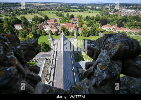 Vue ouest depuis le balcon à la base de la flèche vers le toit et les champs entourant la cathédrale de Salisbury, qui peuvent être observés au cours d'une cathédrale de Salisbury Tour Tour, où les visiteurs sont guidés jusqu'à la base du 123 mètres de hauteur, escalade spire 332 spirale principalement, par étapes la voûte de l'espace, passé le vitrail et médiévale à travers le fonctionnement interne de la cathédrale du 13ème siècle. Banque D'Images