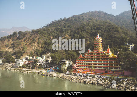 Rishikesh Inde. 10 janvier 2018. Vue de la rivière Ganga, Lakshman Jhula bridge et Tera Manzil Trimbakeshwar Temple, à Rishikesh Banque D'Images