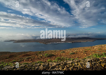 Magnifique vue panoramique sur l'antenne à cône du volcan de l'île volcanique La Graciosa côte sud, dans l'océan Atlantique, de Mirador del Rio, Lanzarote, Cana Banque D'Images