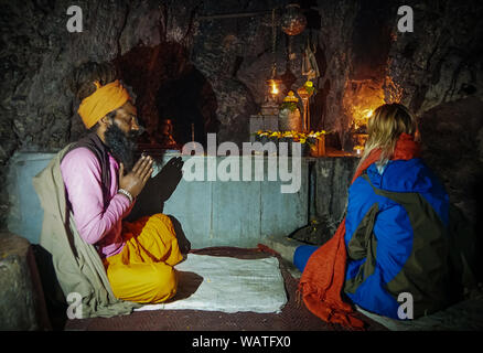 Babba, un saint homme en Inde, un mentor des croyants, prie pour ses disciples dans une grotte sacrée devant les statues de dieux indiens. 11 janvier 2018 : Banque D'Images