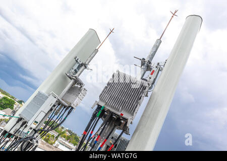 5G téléphone mobile intelligent de l'antenne réseau radio station de base. Système de connexion de l'émetteur à antennes de téléphonie cellulaire. Banque D'Images